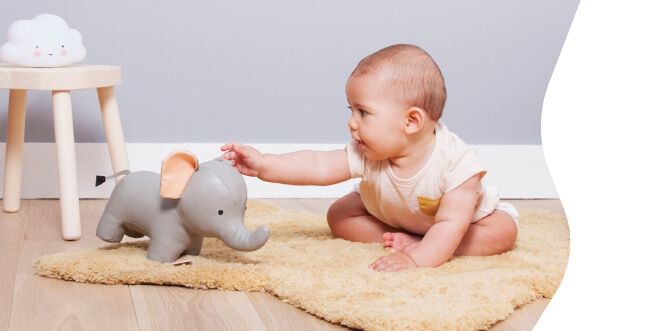 Bebé jugando con un elefante de Little Big Friends